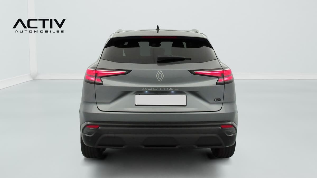 Renault Austral : face arrière gris avec feux à LED en 3D et bouclier noir