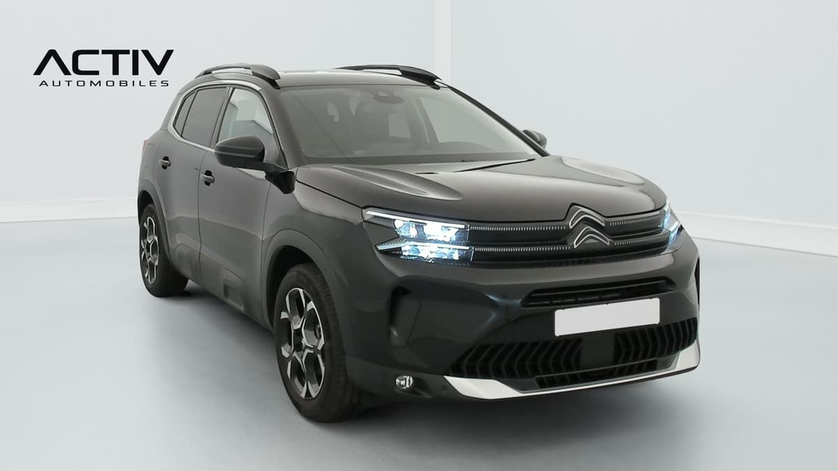 Citroën C5 Aircross : SUV noir vu de trois quarts avant droit, avec barres de toit et jantes bi-ton