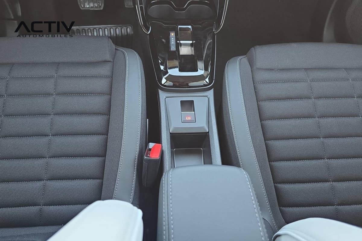 Citroën C3 Aircross : console centrale avec levier de vitesses automatique, accoudoir et rangement