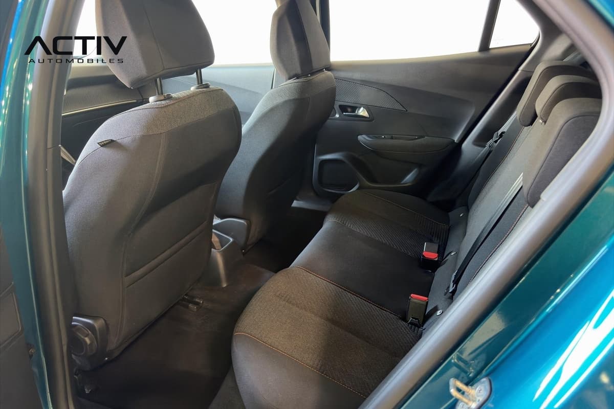 Peugeot 2008 : banquette arrière en tissu sombre vue par la portière avant ouverte