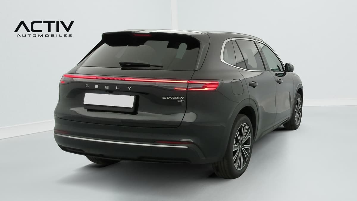 Geely Starray : vue arrière trois quarts droit avec feu arrière continu et jantes alliage