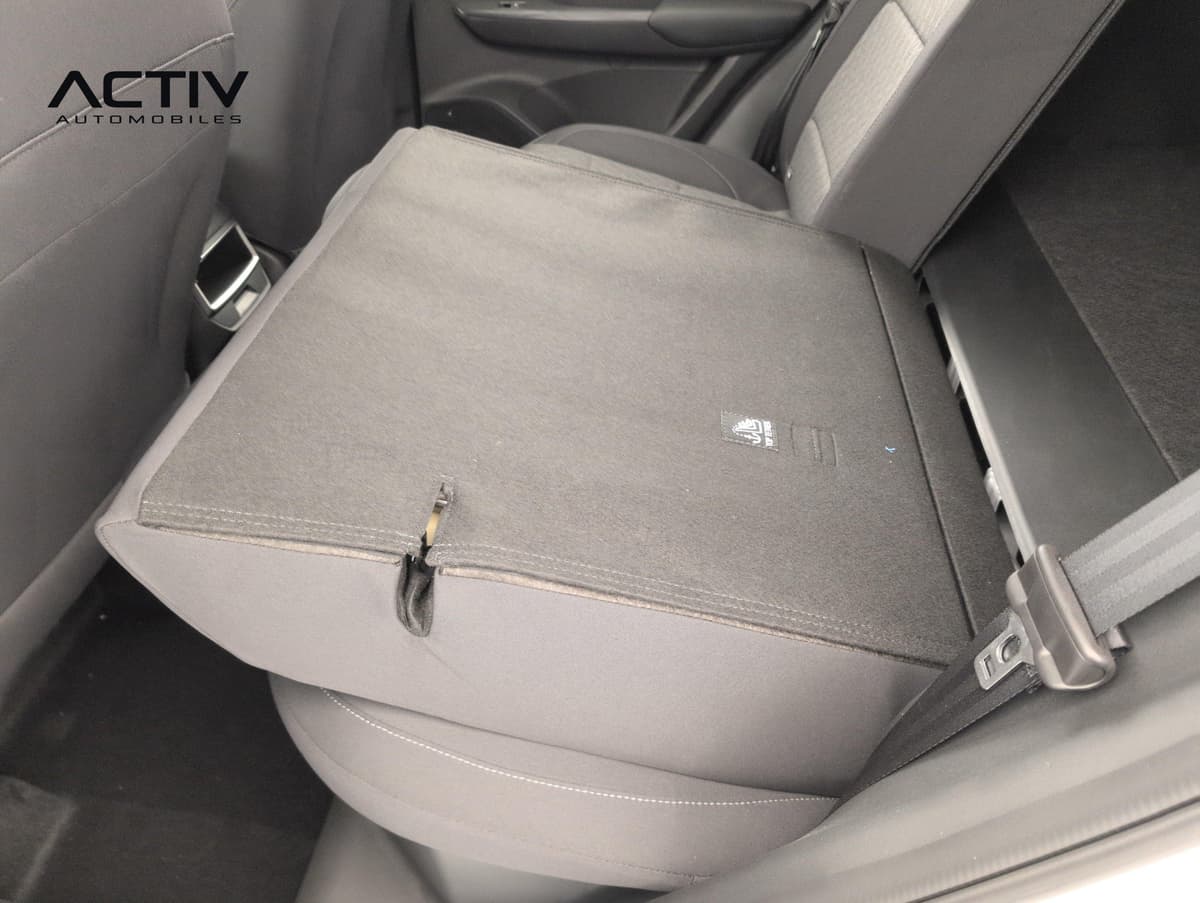 Mg ZS : banquette arrière en tissu noir avec assise rabattue vers l'avant