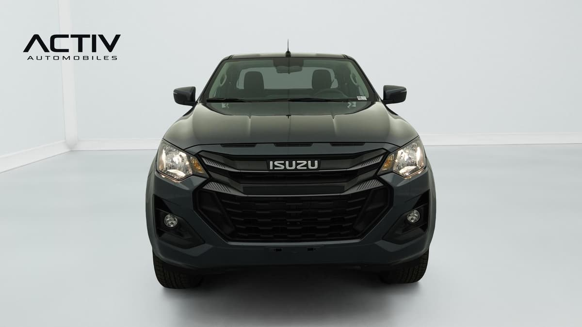 Isuzu D-MAX : face avant avec calandre noire, phares halogènes et antibrouillards