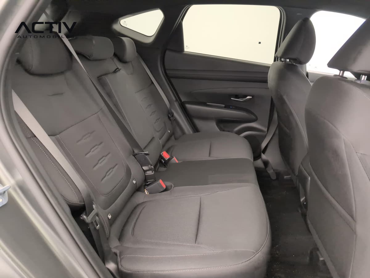 Hyundai Tucson : banquette arrière en tissu noir vue par la portière arrière ouverte