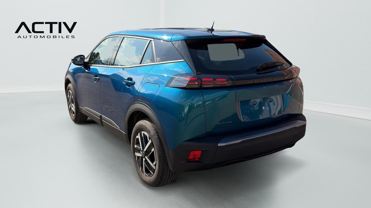 Peugeot 2008 : vue arrière trois quarts gauche, bleu, avec feux à LED et jantes tôle