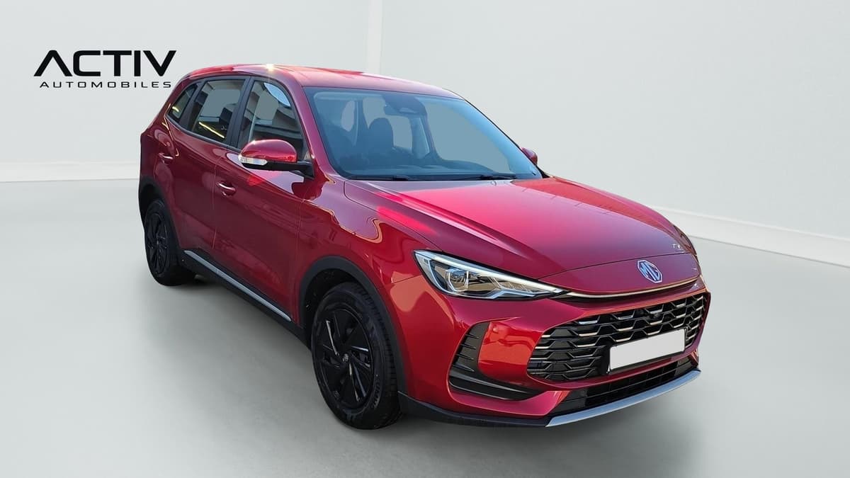 Mg ZS : SUV rouge vu de l'avant côté droit, jantes noires
