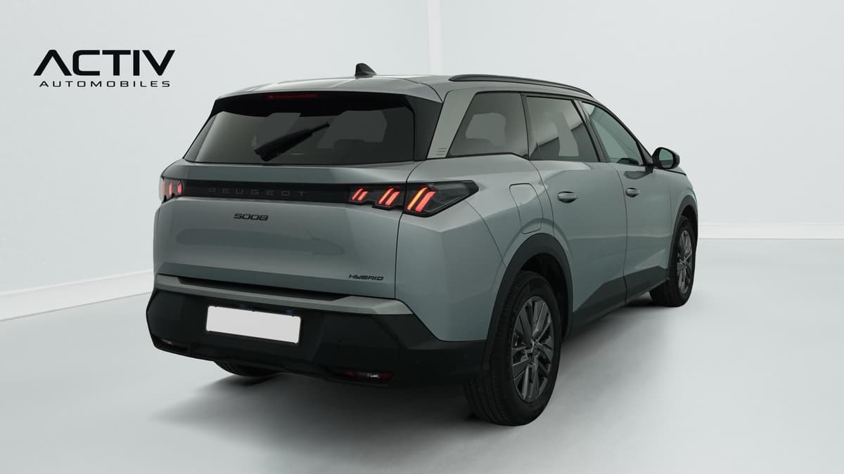 Peugeot 5008 : vue arrière trois quarts droit d'un SUV gris avec feux à LED et barres de toit noires