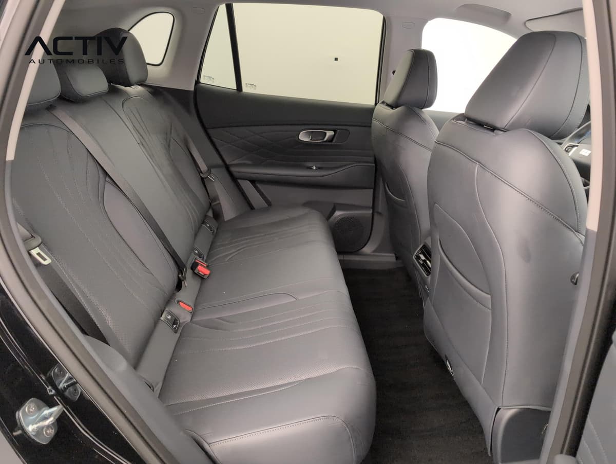Geely Starray : banquette arrière sombre vue par la portière arrière gauche ouverte