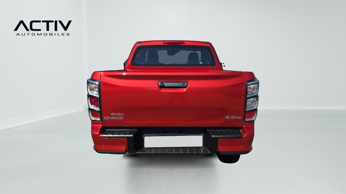 Isuzu D-MAX : face arrière du pick-up avec hayon, feux et pare-chocs à marchepied