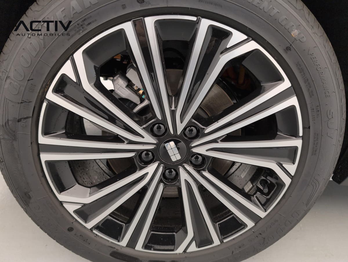 Geely Starray : jante alliage bicolore noir et aluminium poli avec pneu