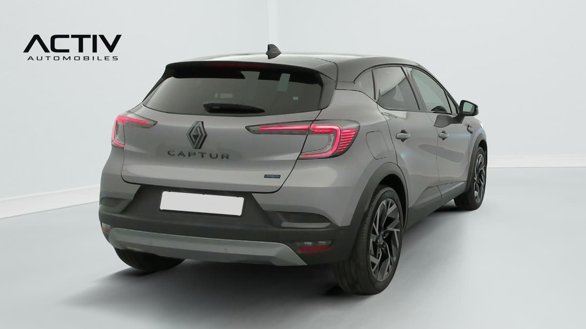 Renault Captur : vue arrière trois quarts droit, gris avec toit noir et jantes alu