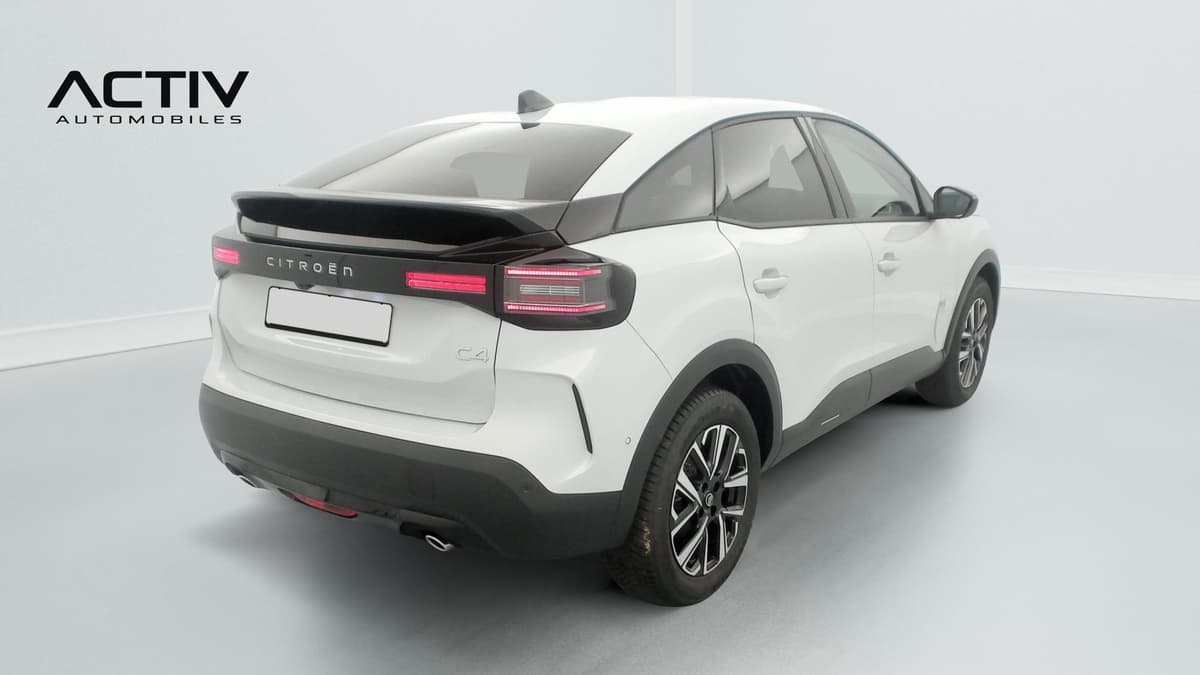 Citroën C4 : vue arrière trois quarts droit avec feux à LED et jantes alliage bicolores