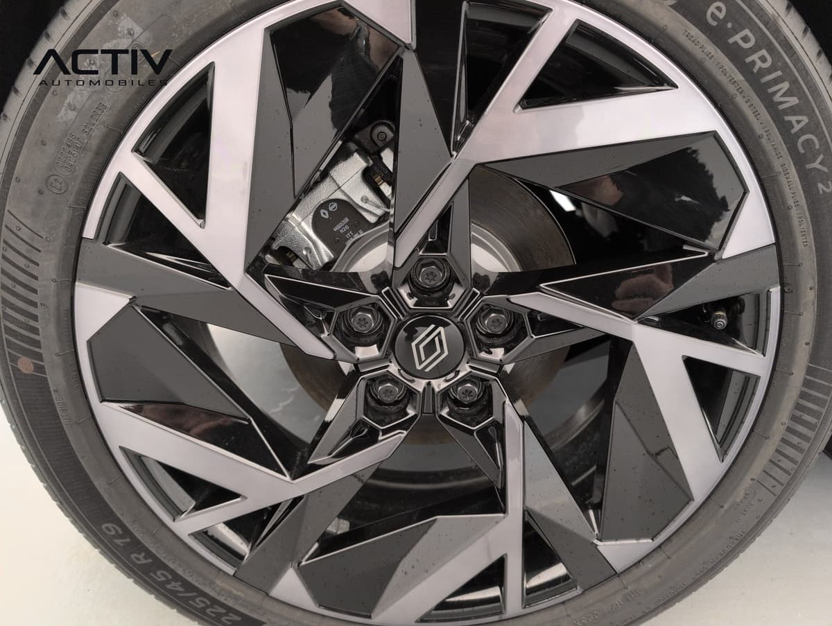 Renault Captur : jante aluminium bicolore noir et argent avec étrier de frein visible