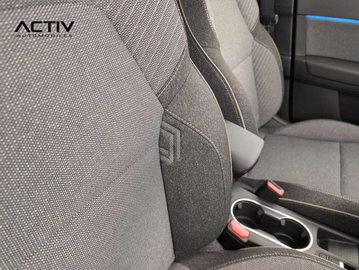 Renault Symbioz : sièges avant en tissu gris avec surpiqûres jaunes et porte-gobelets entre eux