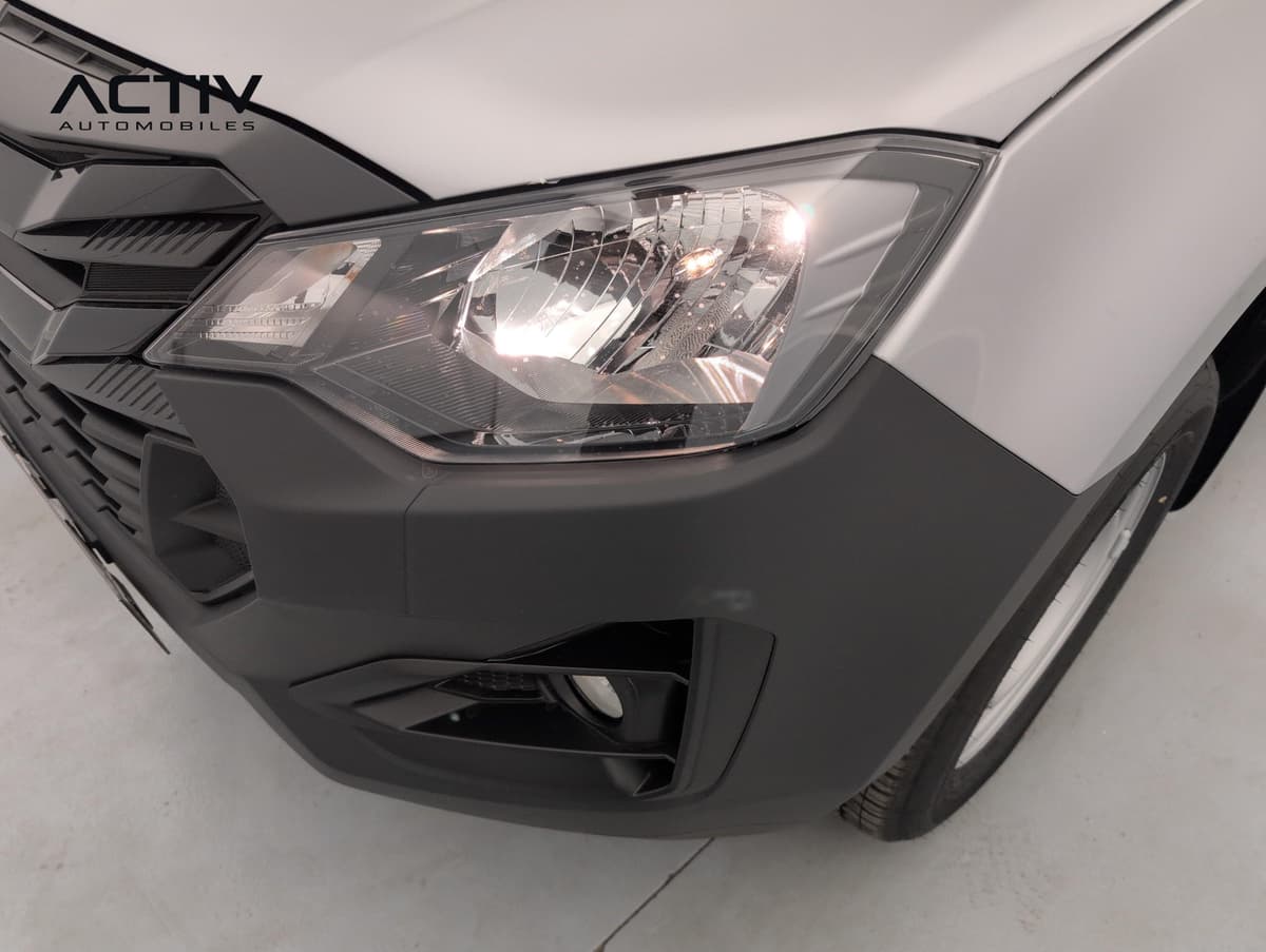 Isuzu D-MAX : phare avant halogène et feu anti-brouillard dans le pare-chocs noir