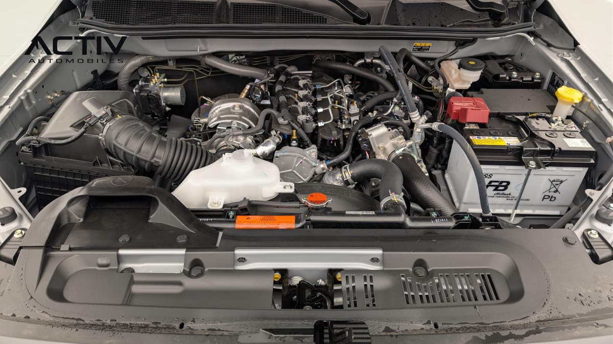 Isuzu D-MAX : compartiment moteur diesel avec batterie et vase d'expansion