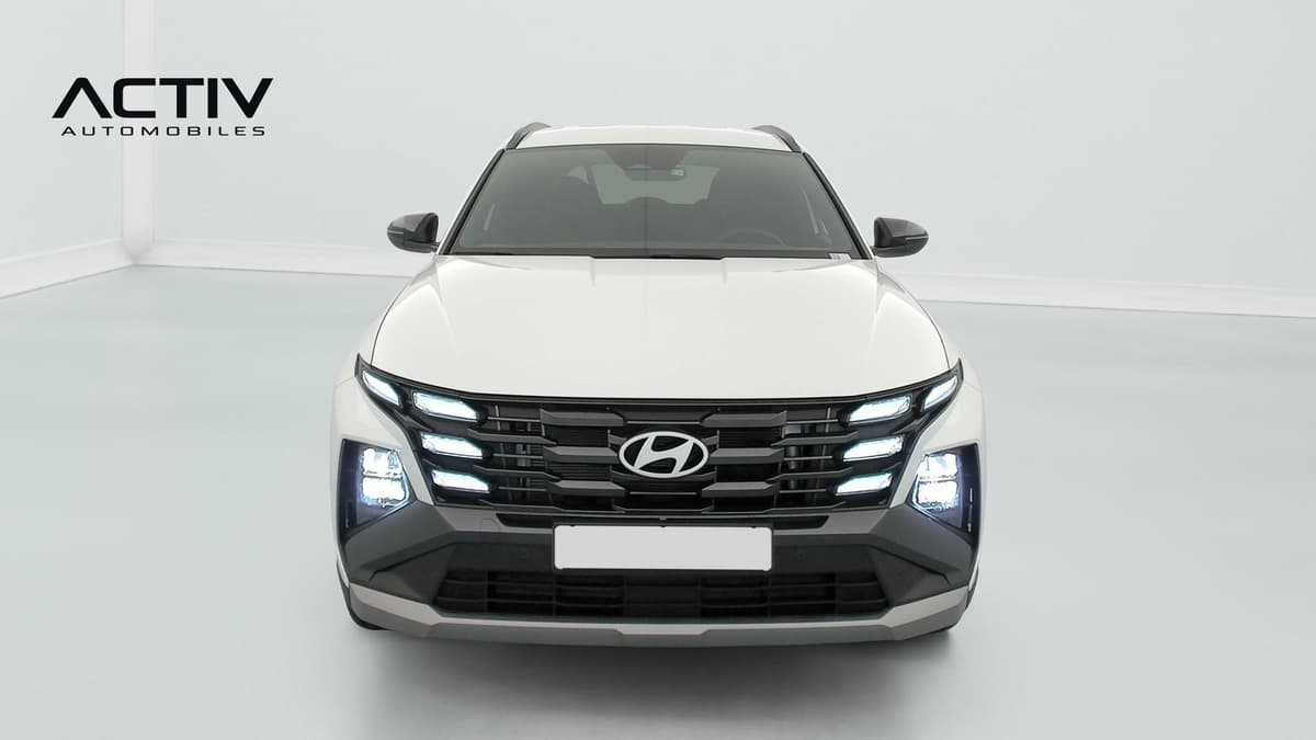 Hyundai Tucson : face avant blanche avec calandre à motif et feux à LED allumés