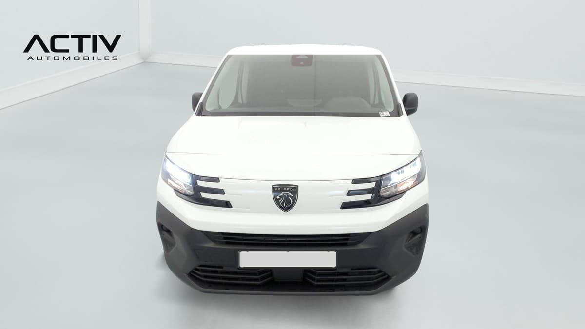 Peugeot Partner Fourgon : face avant blanche avec optiques allumées et pare-chocs noir