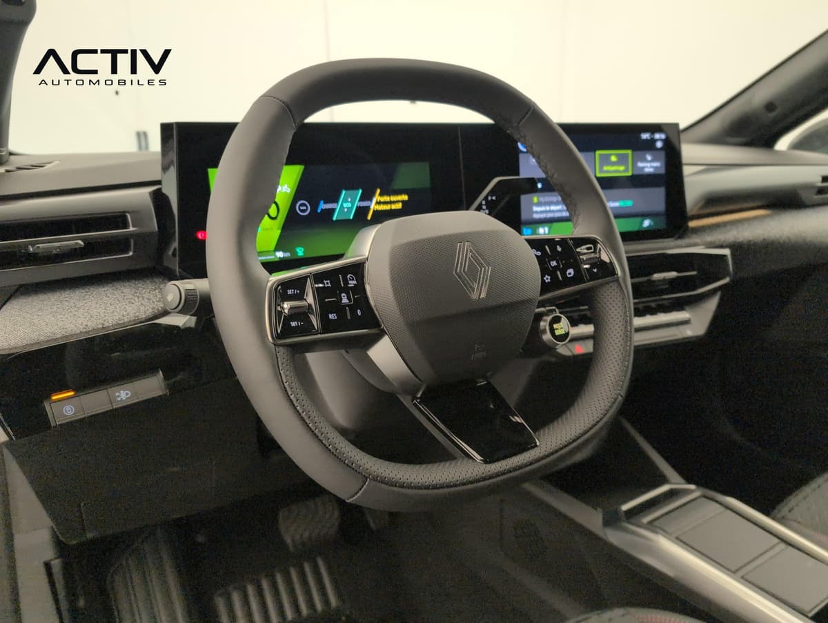 Renault Clio 6 : volant gainé avec commandes au pouce devant l'écran d'instrumentation