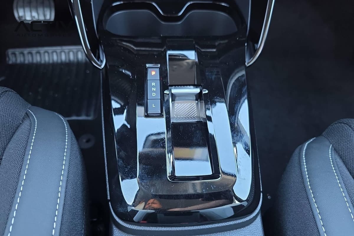 Citroën C3 Aircross : console centrale noir brillant avec sélecteur de boîte automatique P R N D L
