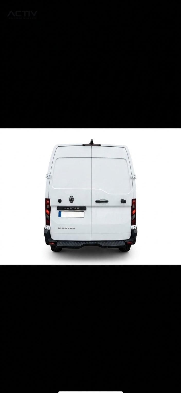 Renault Master Fourgon : face arrière avec portes tôlées fermées et pare-chocs noir