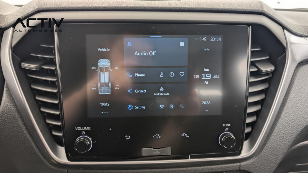 Isuzu D-MAX : écran tactile central avec menus, TPMS, Android Auto et boutons de volume
