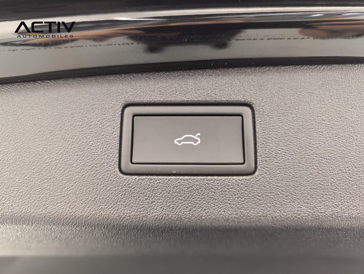 Volkswagen Tiguan : bouton de fermeture du hayon sur la garniture intérieure du coffre