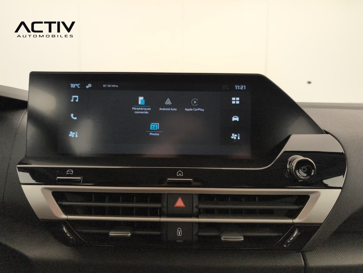 Citroën C4 : écran tactile central avec menus CarPlay et Android Auto, aérateurs et feux de détresse
