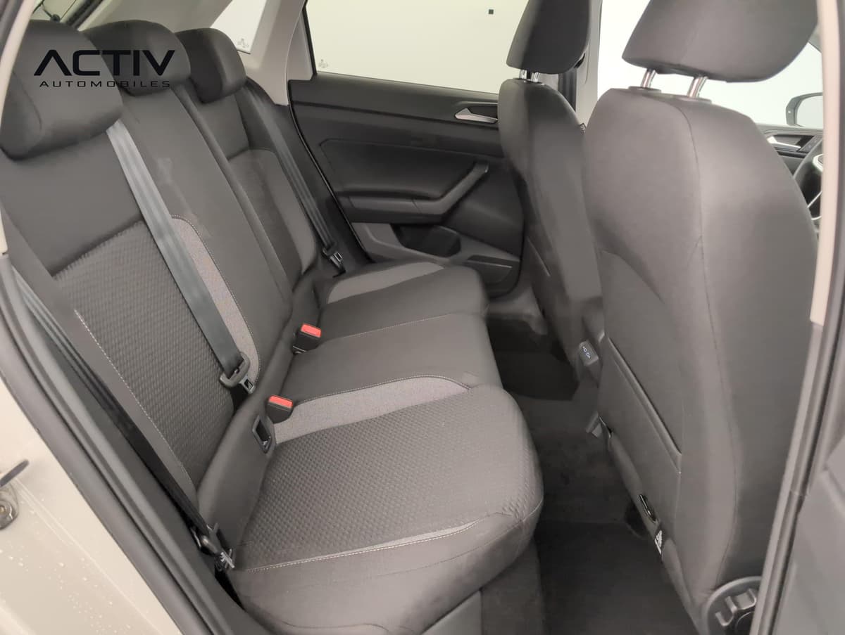 Volkswagen Polo : banquette arrière en tissu gris foncé vue par la portière ouverte