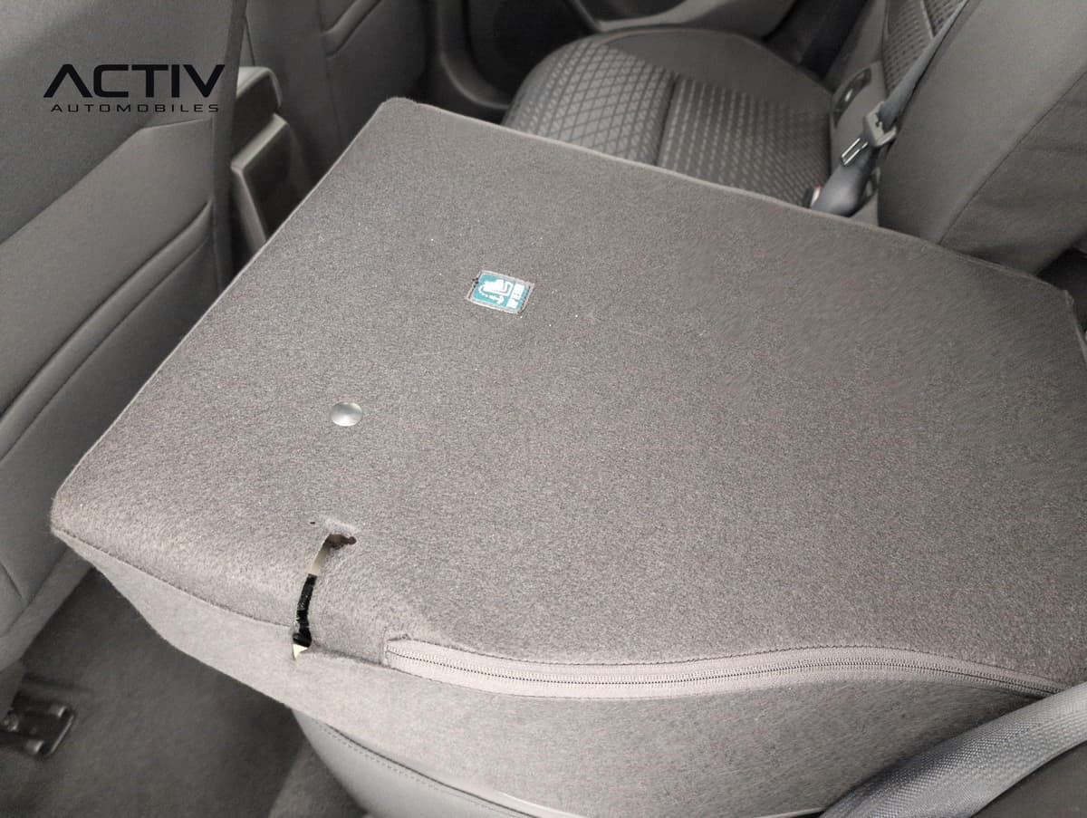 Renault Clio 6 : dossier de banquette arrière rabattu, revêtu de moquette grise