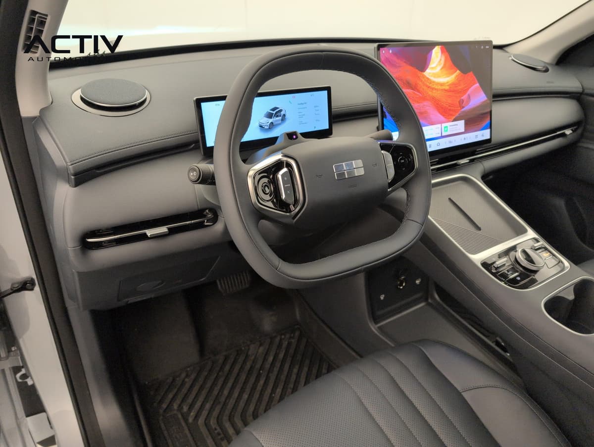 Geely Starray : poste de conduite avec volant, combiné numérique et grand écran tactile