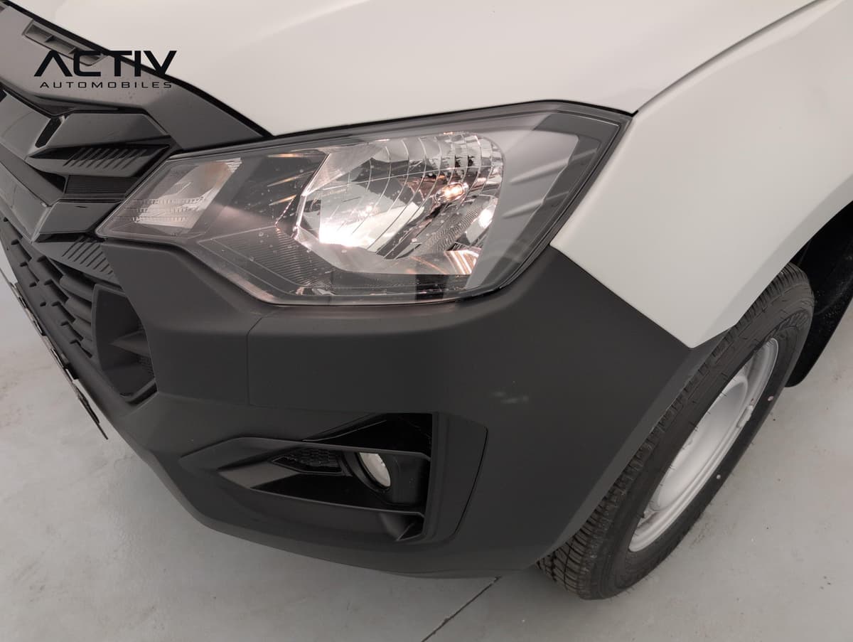 Isuzu D-MAX : phare avant halogène allumé avec pare-chocs noir et antibrouillard