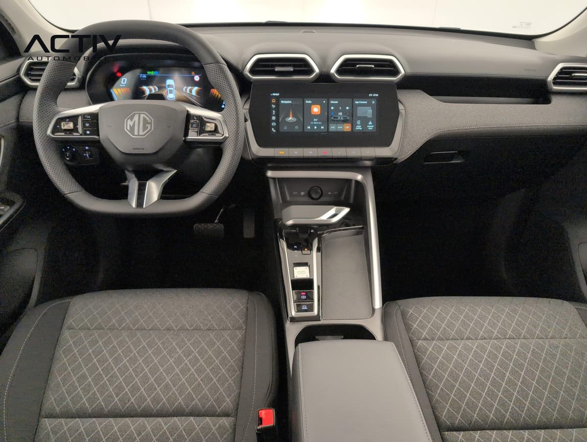 Mg ZS : planche de bord avec écran tactile, compteur numérique et sièges en tissu