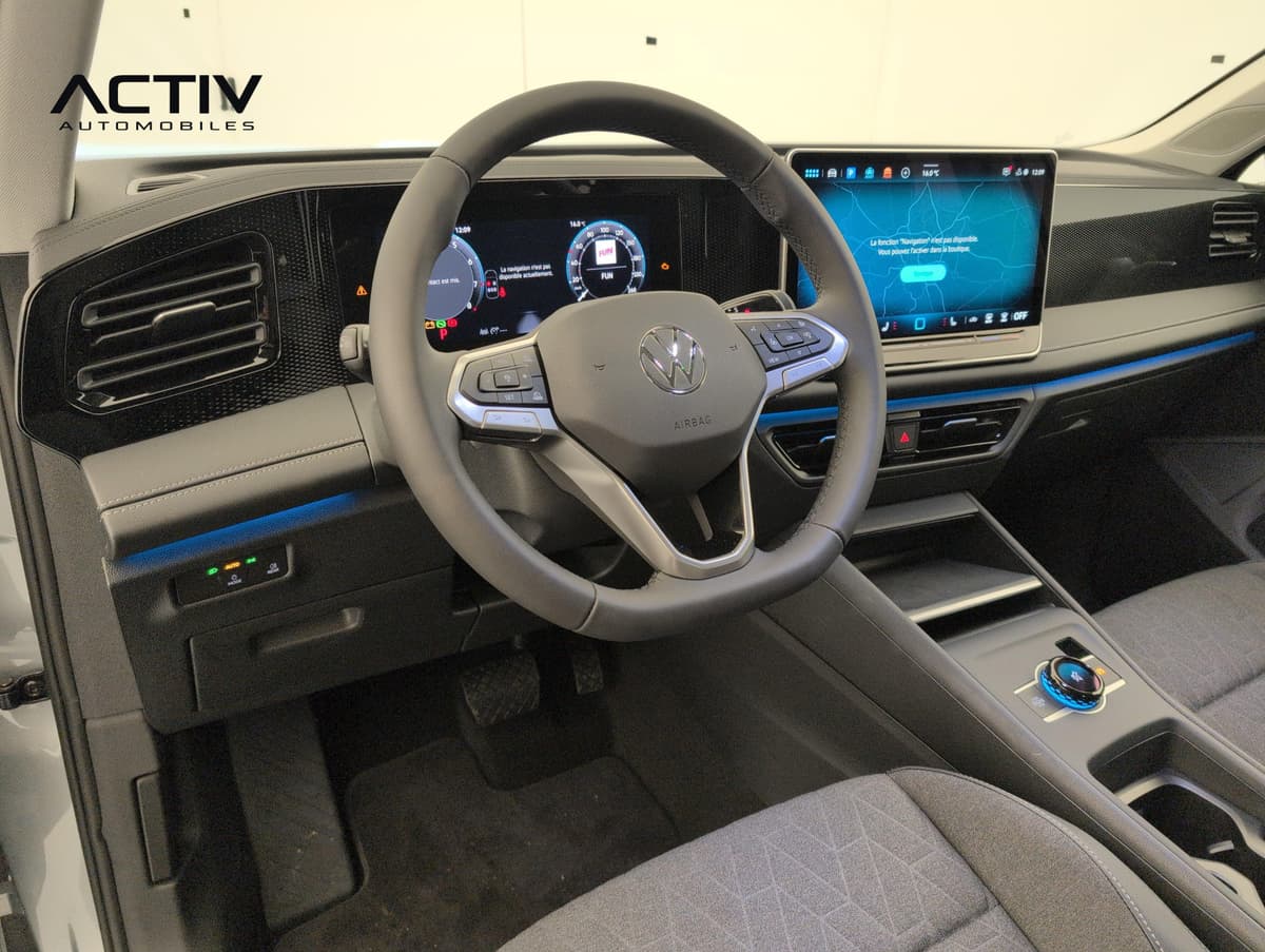 Volkswagen Tiguan : habitacle avant côté conducteur avec volant, combiné numérique et écran tactile