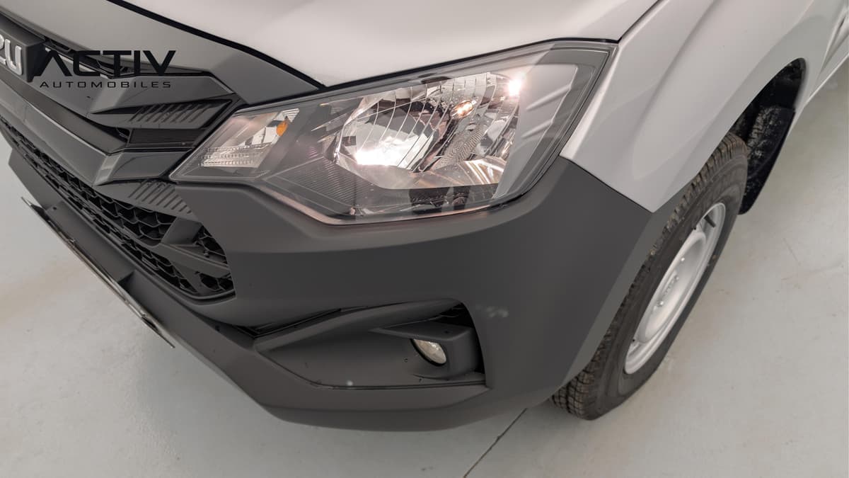 Isuzu D-MAX : phare avant halogène allumé avec antibrouillard et pare-chocs noir mat
