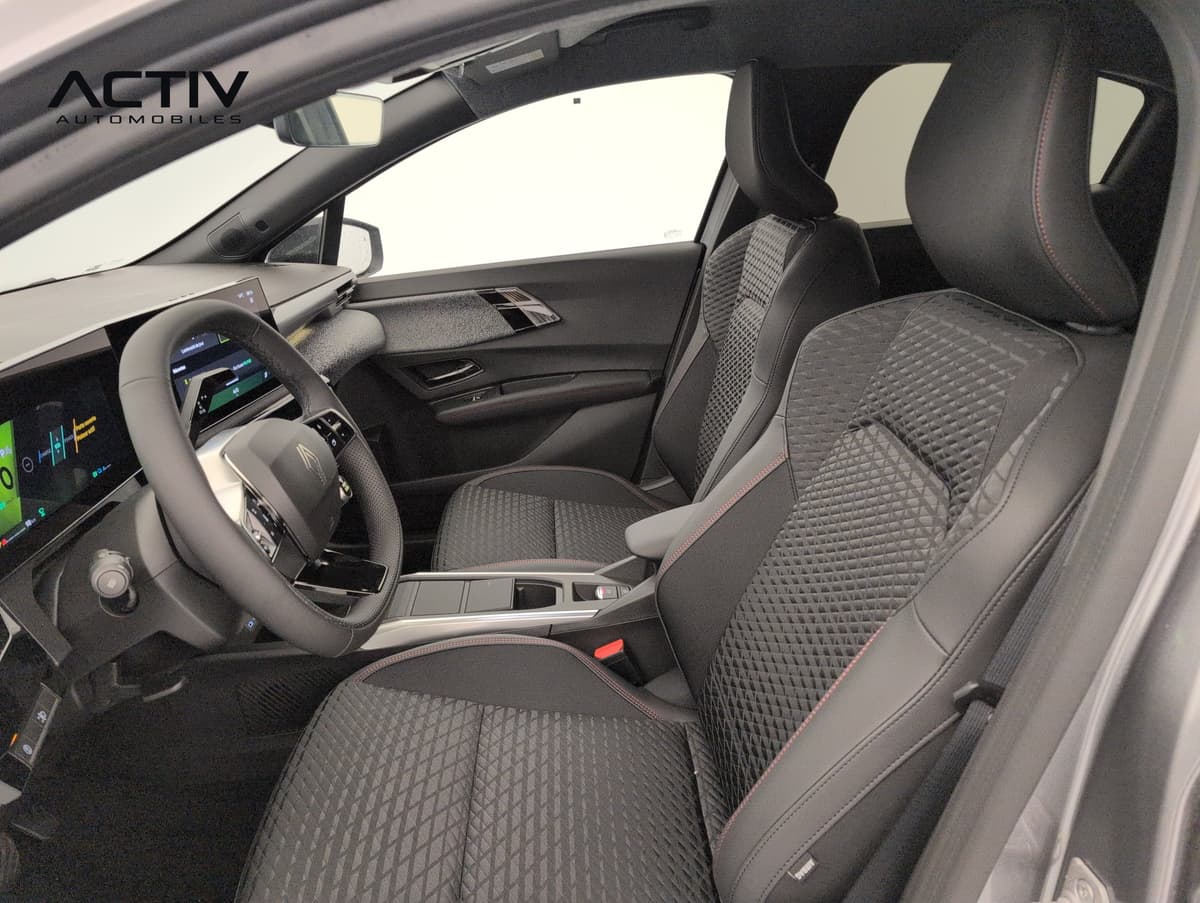 Renault Clio 6 : sièges avant en tissu texturé noir à surpiqûres rouges, vus par la portière