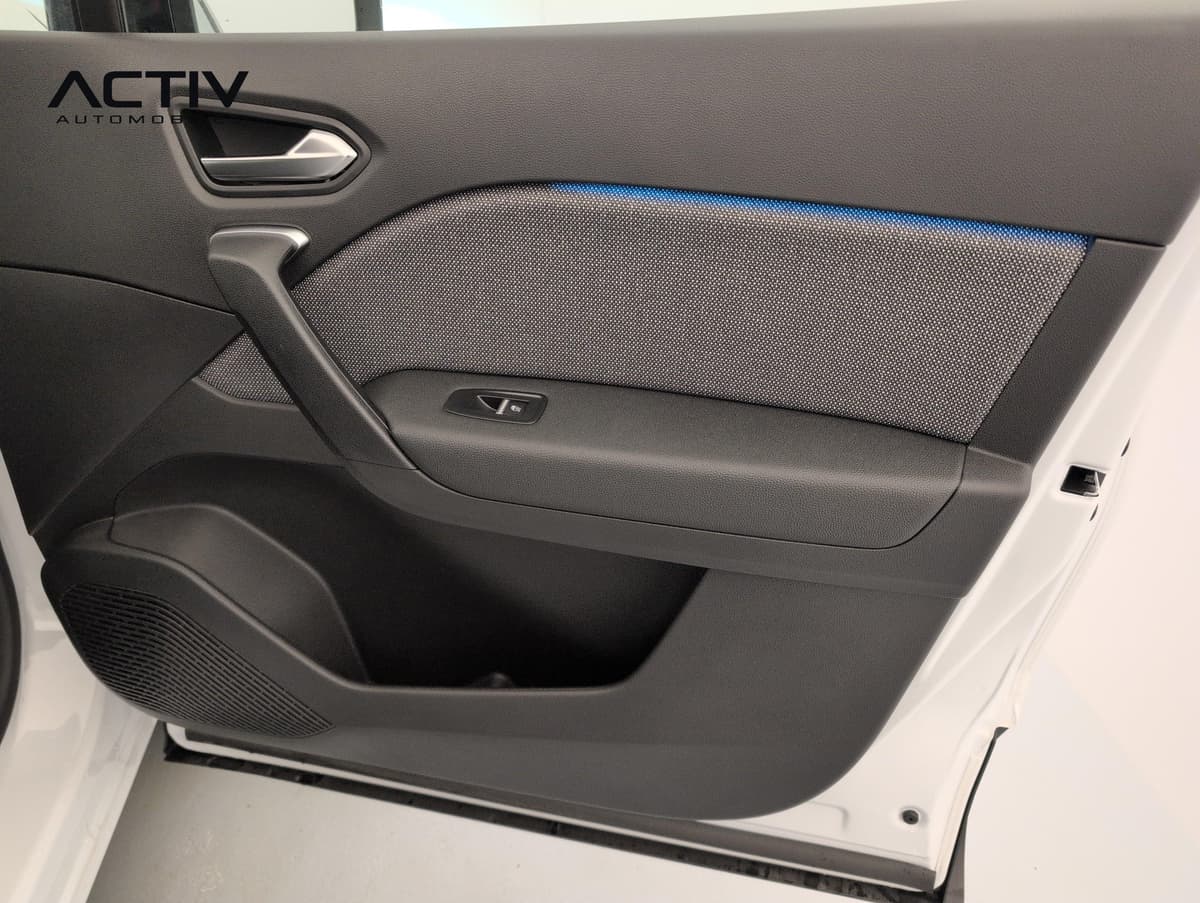 Renault Captur : panneau de porte avant en tissu gris avec liseré bleu et commande de vitre
