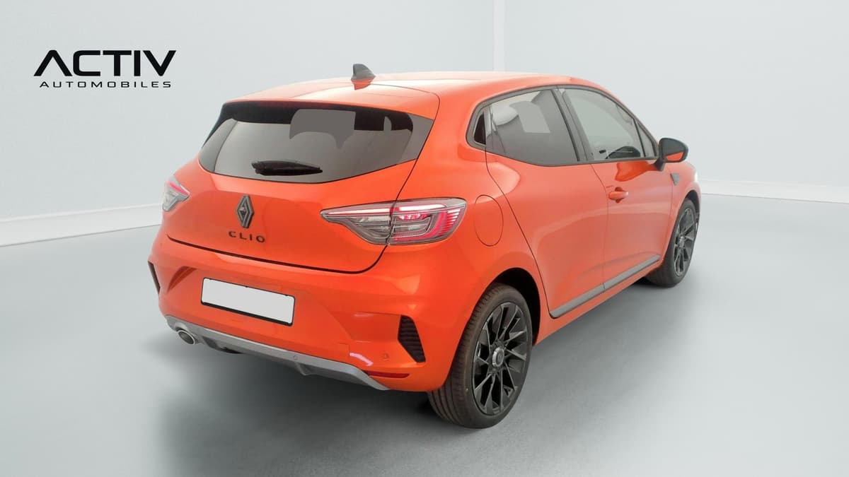 Renault Clio 5 : vue arrière trois quarts droit avec jantes alliage noires et vitres surteintées