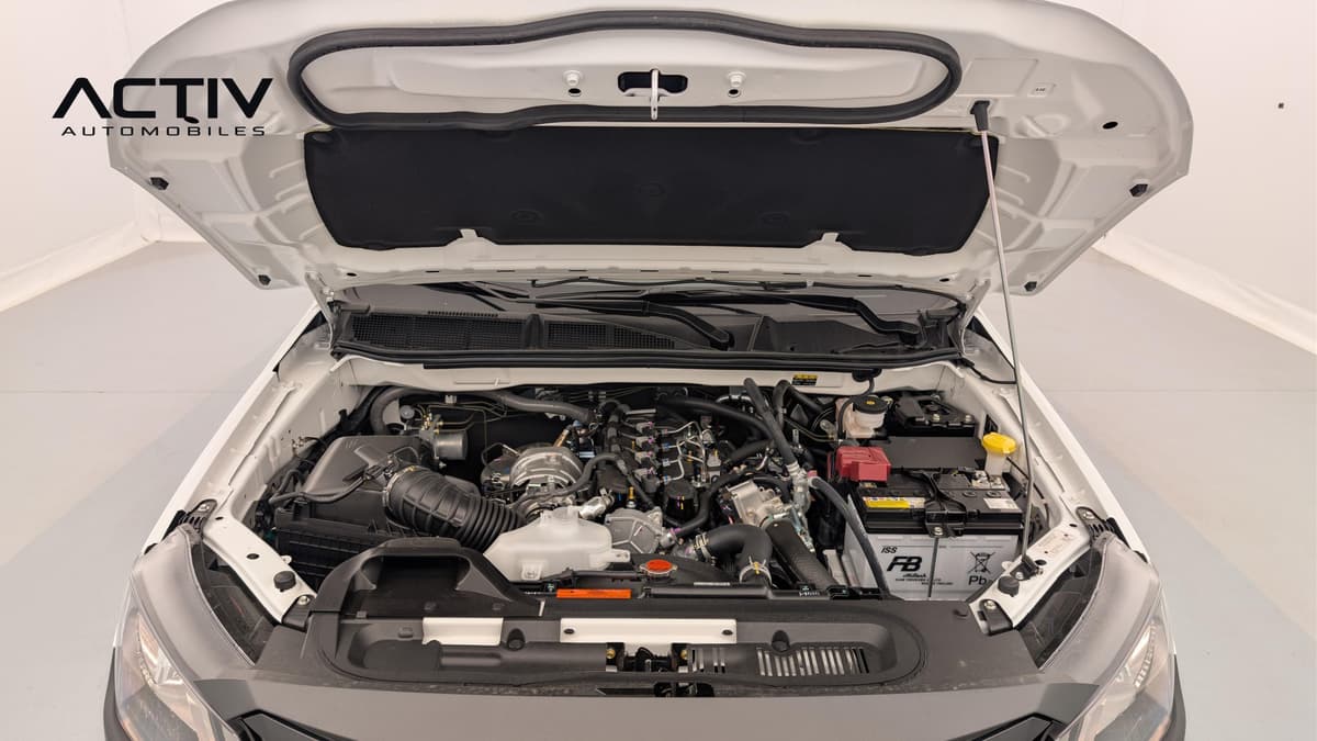 Isuzu D-MAX : compartiment moteur diesel vu capot ouvert, batterie et vase d'expansion visibles