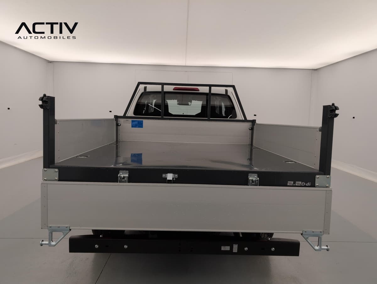 Isuzu D-MAX : face arrière avec plateau benne en aluminium et ridelles