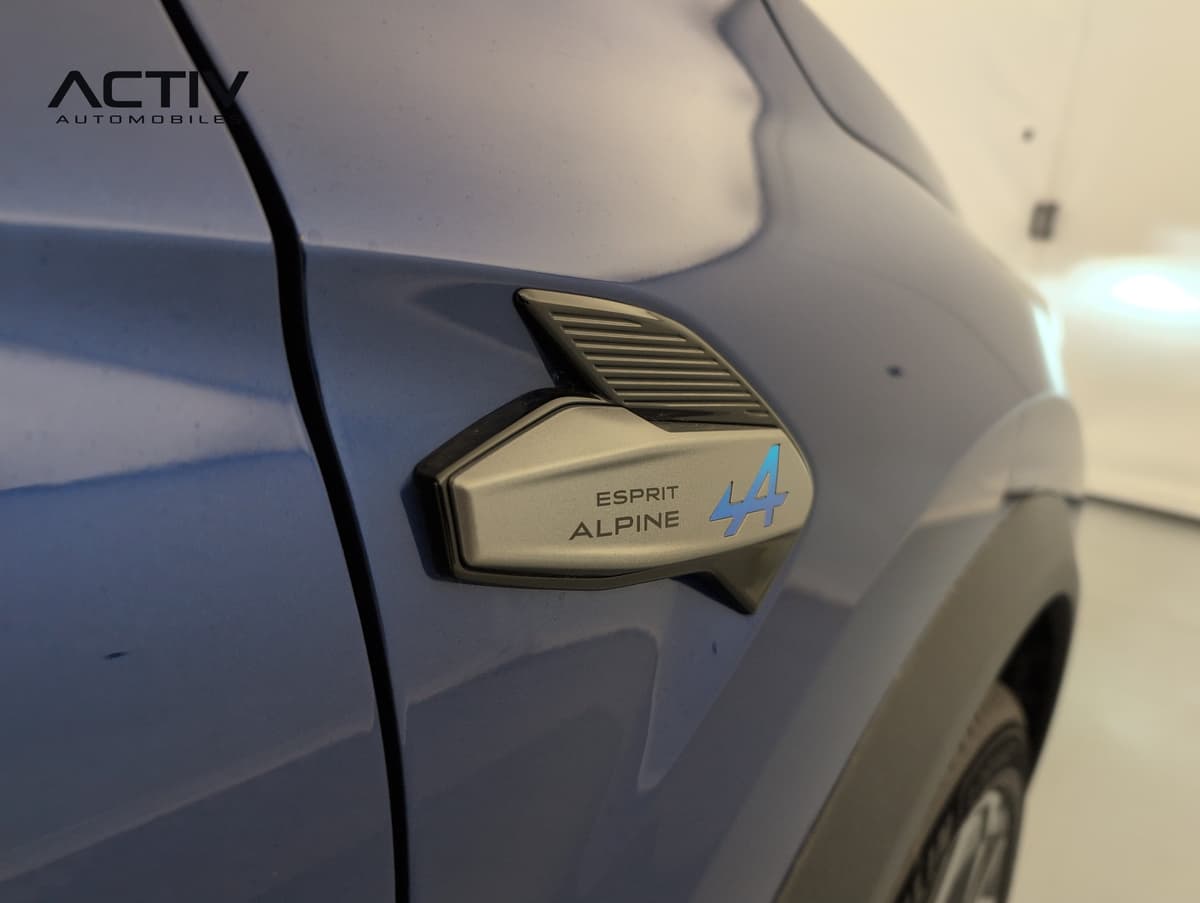 Renault Captur : monogramme Esprit Alpine sur l'aile avec prise d'air décorative