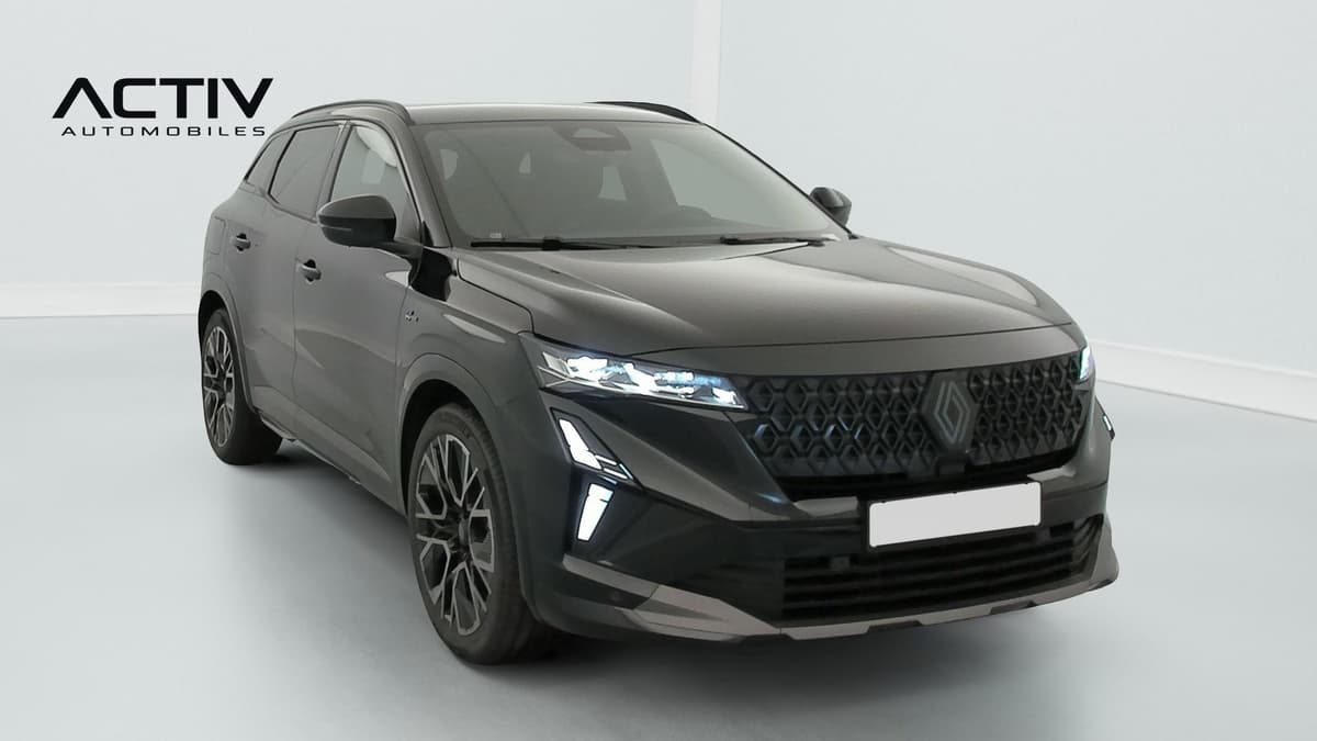 Renault Austral : SUV noir vu de trois quarts avant droit, avec jantes bicolores et barres de toit