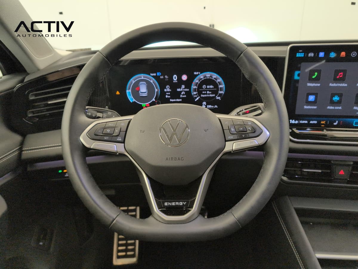 Volkswagen Tiguan : volant multifonction devant le combiné numérique et l'écran tactile