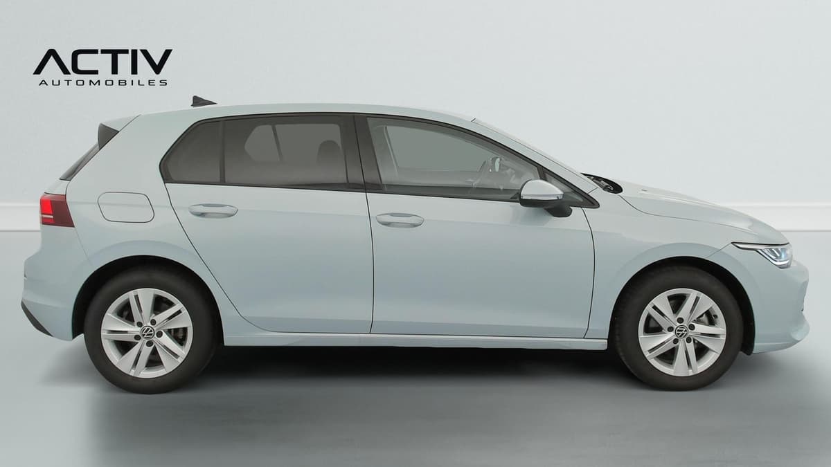 Volkswagen Golf 8 : profil droit de la berline avec jantes alliage et rétroviseur