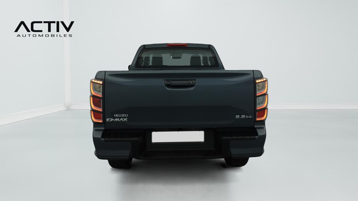 Isuzu D-MAX : face arrière du pick-up avec hayon fermé et feux arrière verticaux