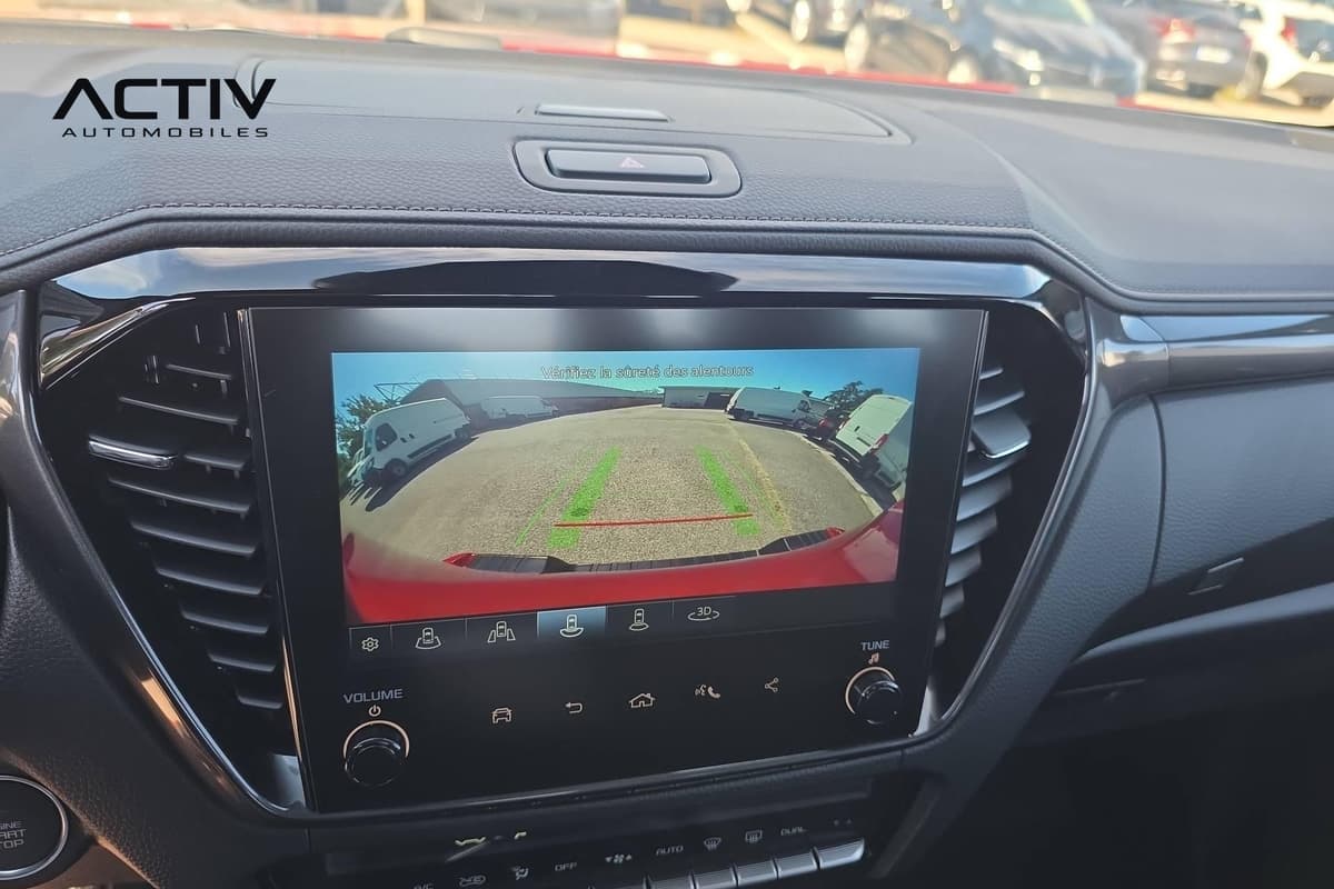 Isuzu D-MAX : écran tactile affichant l'image de la caméra de recul avec lignes de guidage