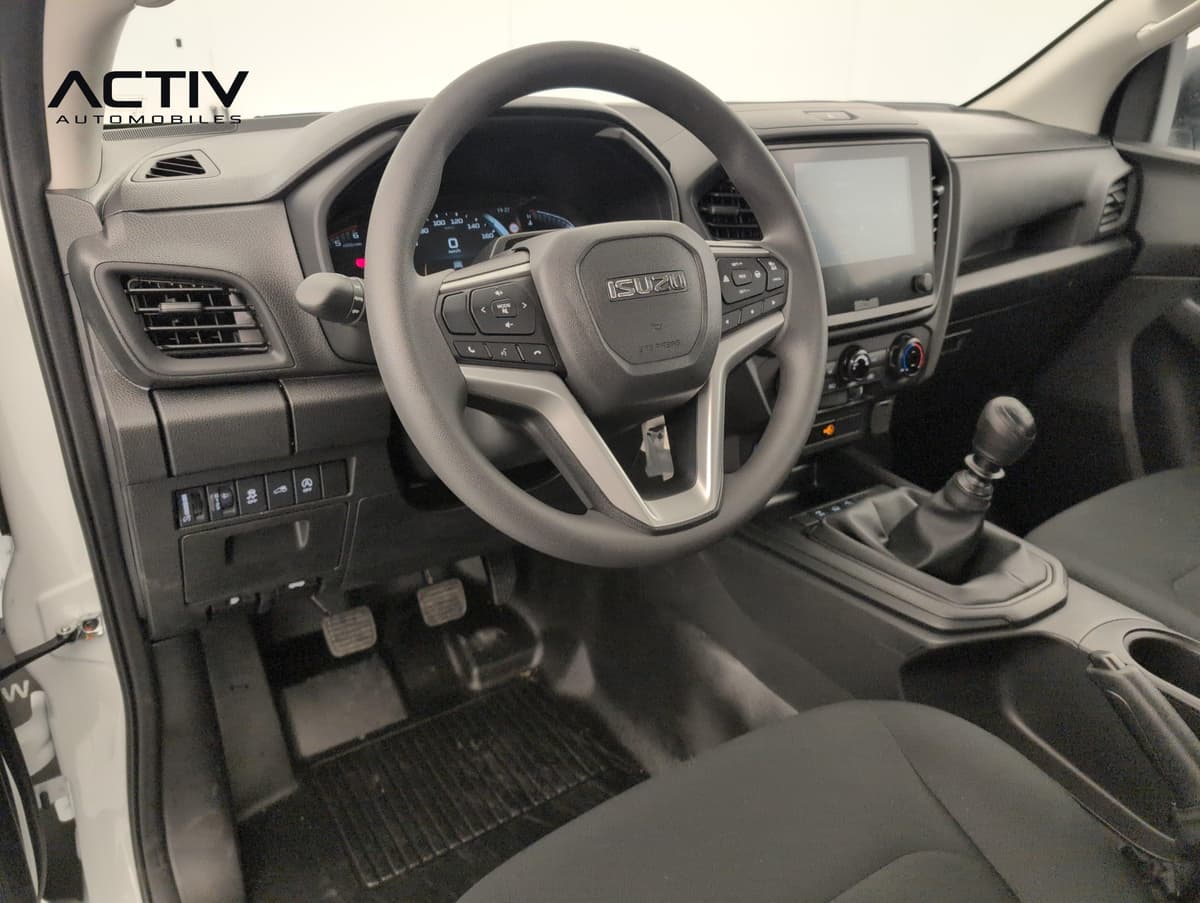 Isuzu D-MAX : habitacle avant côté conducteur avec volant, écran tactile et levier manuel
