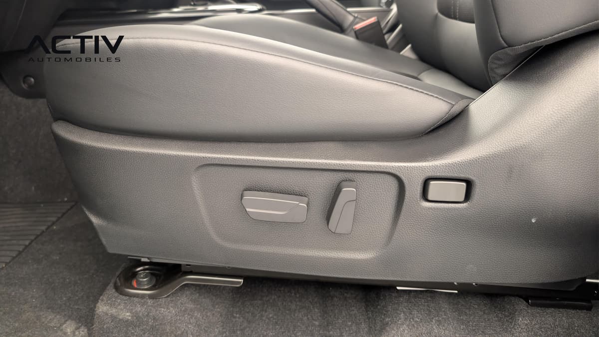 Isuzu D-MAX : commandes électriques de réglage sur le flanc d'un siège avant en cuir noir