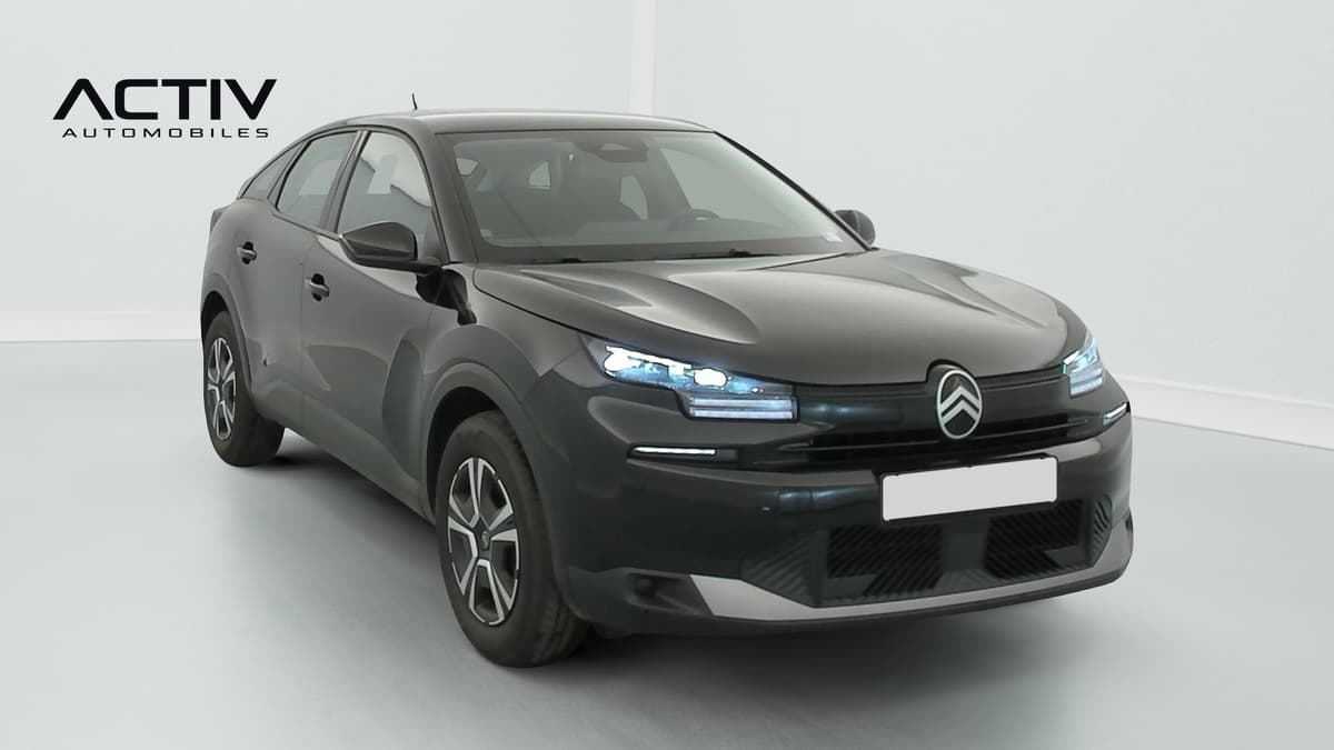 Citroën C4 : vue avant trois quarts droit avec projecteurs LED allumés et enjoliveurs