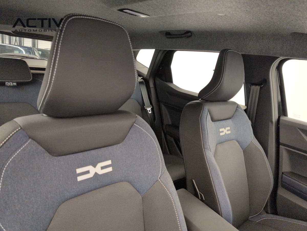 Dacia Duster : sièges avant en tissu bleu denim et noir avec logo réfléchissant